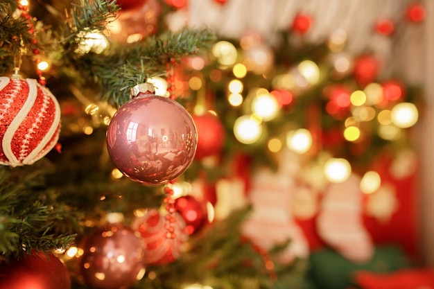 Nahaufnahme von Kugeln auf Weihnachtsbaum Bokeh Girlanden im Hintergrund Konzept des neuen Jahres