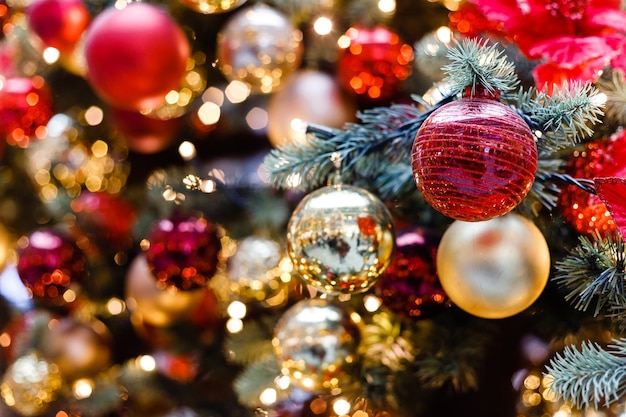 Nahaufnahme von Kugeln auf Weihnachtsbaum Bokeh Girlanden im Hintergrund Konzept des neuen Jahres