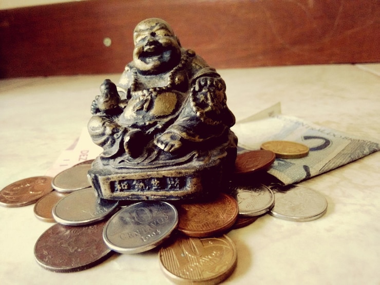 Foto nahaufnahme von lachendem buddha und münzen