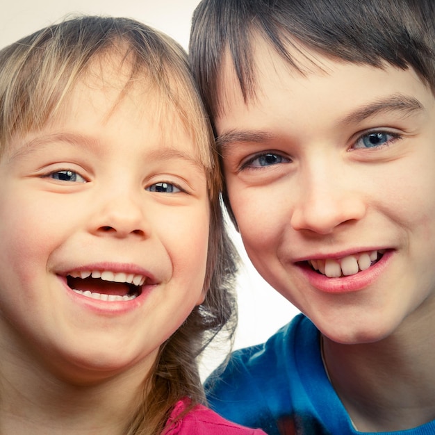 Foto nahaufnahme von lächelnden kindern