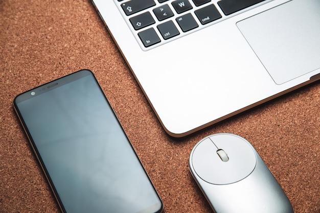 Nahaufnahme von Laptop und Smartphone auf dem Tisch