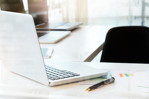 Nahaufnahme von Laptops auf dem Tisch im Büro