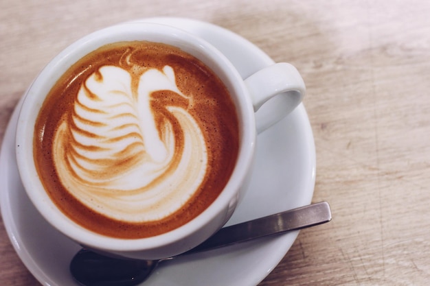 Nahaufnahme von Latte, der auf dem Tisch serviert wird