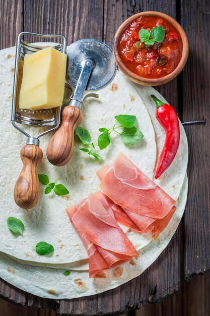 Nahaufnahme von leckerem Heringsfisch mit Pommes und Salz