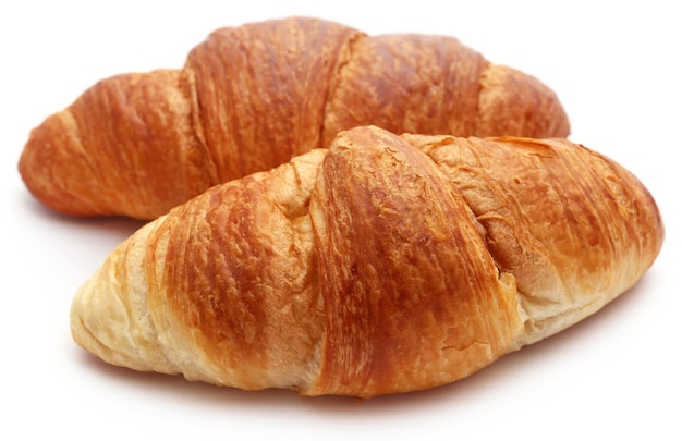 Nahaufnahme von leckeren Croissants auf weißem Hintergrund