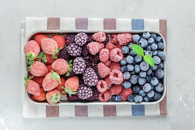 Nahaufnahme von leckeren gefrorenen Beeren