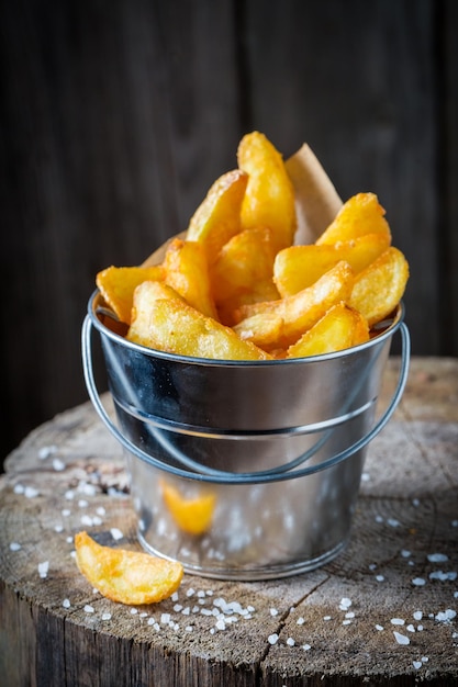 Nahaufnahme von leckeren und heißen Pommes aus frischen Kartoffeln