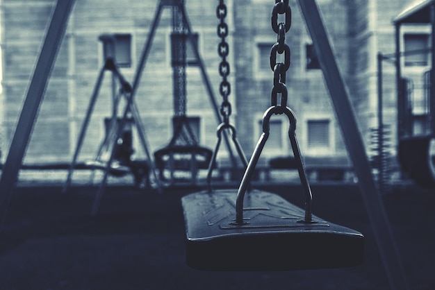 Foto nahaufnahme von leeren schaukeln auf einem spielplatz