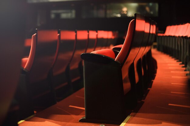 Foto nahaufnahme von leeren stühlen im kino