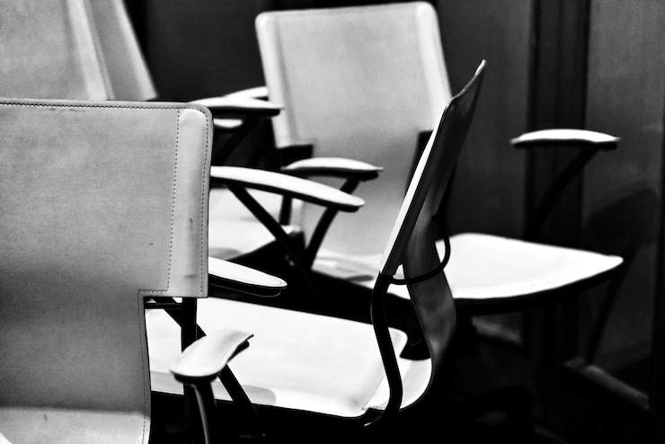 Foto nahaufnahme von leeren stühlen und tisch