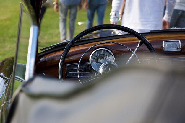 Foto nahaufnahme von leuten, die an einem oldtimer stehen