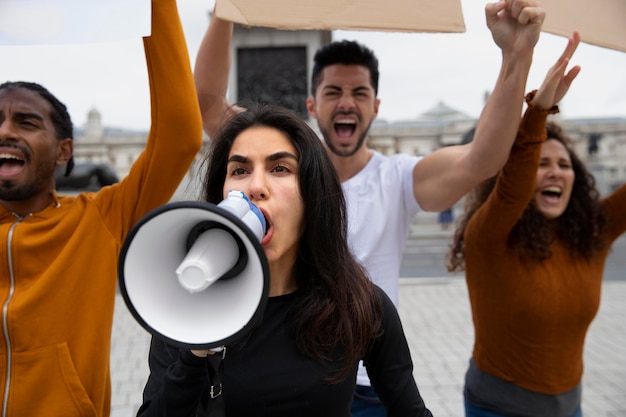 Foto nahaufnahme von leuten, die die revolution anschreien