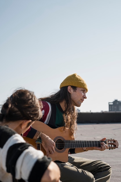 Foto nahaufnahme von leuten, die gitarre spielen