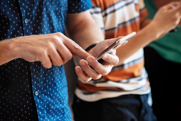 Nahaufnahme von Leuten, die ihre Telefone benutzen