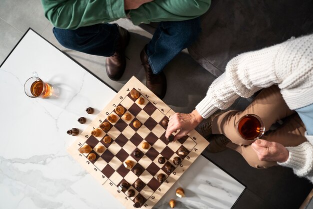 Foto nahaufnahme von leuten, die schach spielen