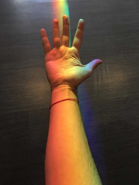 Nahaufnahme von Licht, das auf die Hand fällt