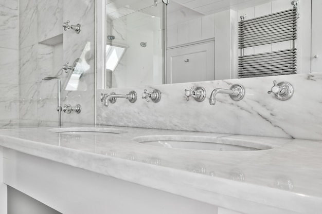 Nahaufnahme von Luxus-Wasserhahn in einem eleganten Badezimmer
