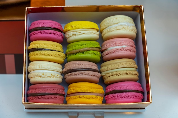 Nahaufnahme von Macarons-Kuchen in verschiedenen Farben Kulinarisches und Kochkonzept Leckere bunte Makronen