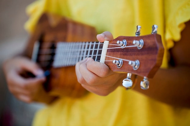 Nahaufnahme von Mädchen mit Ukulele