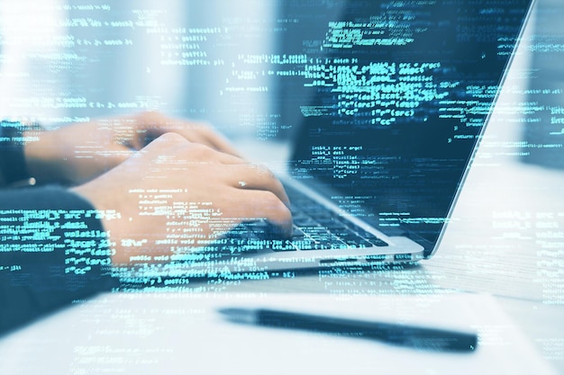 Nahaufnahme von männlichen Händen mit Laptop-Tastatur auf dem Schreibtisch mit Stift und kreativer Codierung HTML-Sprache auf verschwommenem Hintergrund Webentwickler und Programmierungskonzept Doppelbelichtung