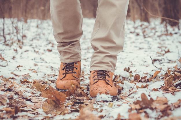 Nahaufnahme von männlichen Winterschuhen