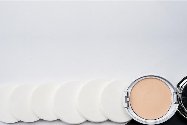 Nahaufnahme von Make-up vor weißem Hintergrund