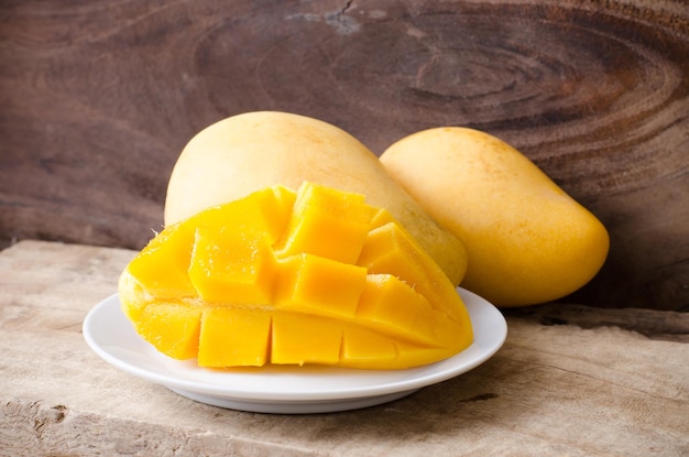Nahaufnahme von Mango-Schnitten auf einem Teller auf dem Tisch