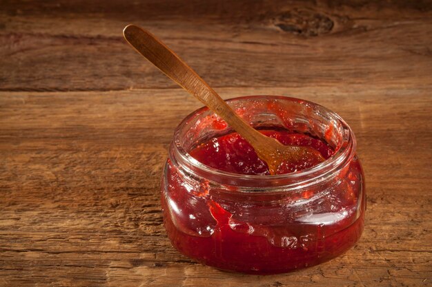 Foto nahaufnahme von marmelade in einem glas auf dem tisch