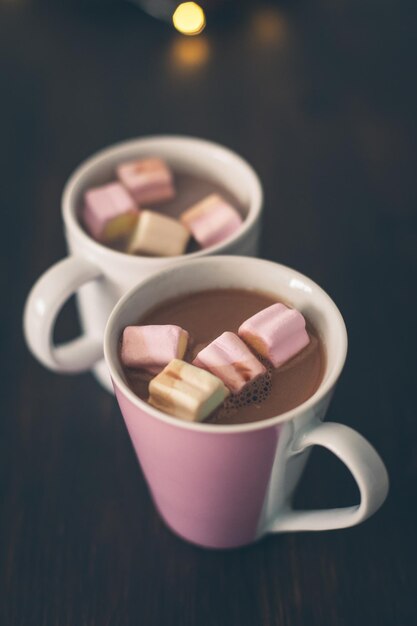 Nahaufnahme von Marshmallow in einem heißen Schokoladenbecher, der auf dem Tisch serviert wird