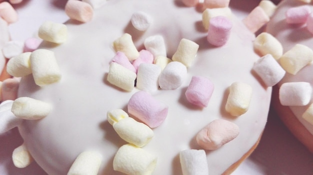 Foto nahaufnahme von marshmallows auf einem donut