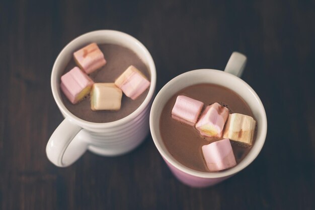 Nahaufnahme von Marshmallows in Desserts in hohem Winkel
