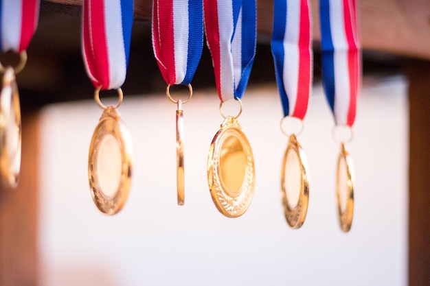 Foto nahaufnahme von medaillen, die in der luft hängen