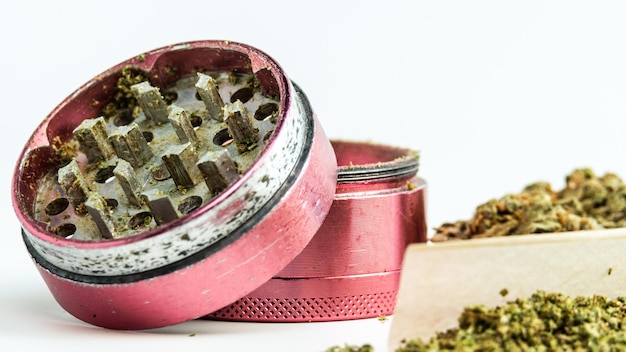 Nahaufnahme von medizinischen Marihuana-Knospen auf weißem Hintergrund Konzept der Kräuter- und Alternativmedizin