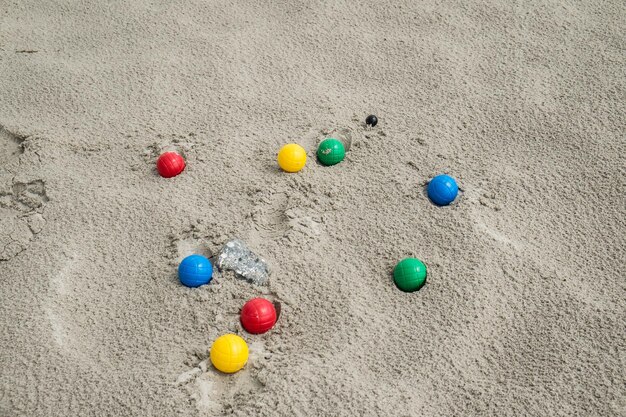Nahaufnahme von mehrfarbigen Bällen am Strand