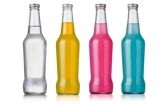 Foto nahaufnahme von mehrfarbigen getränken in glasflaschen auf weißem hintergrund