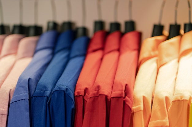 Nahaufnahme von mehrfarbigen hemden auf kleiderbügeln