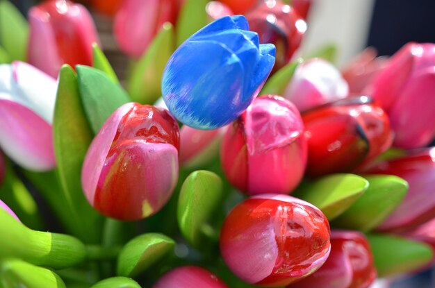 Foto nahaufnahme von mehrfarbigen künstlichen tulpen