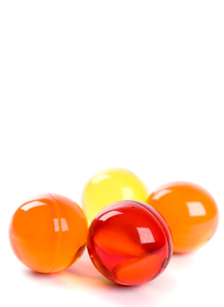 Foto nahaufnahme von mehrfarbigen süßigkeiten auf weißem hintergrund