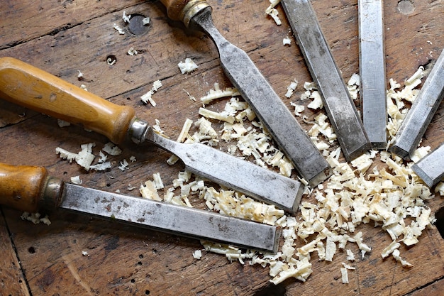 Nahaufnahme von Meißel und Holzspäne auf dem Tisch