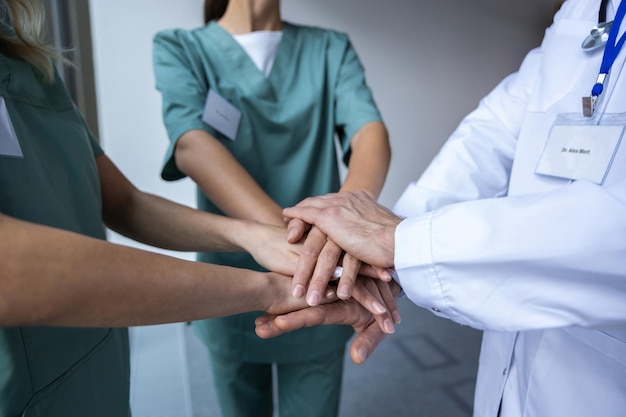 Nahaufnahme von Menschen, die sich gegenseitig die Hand halten