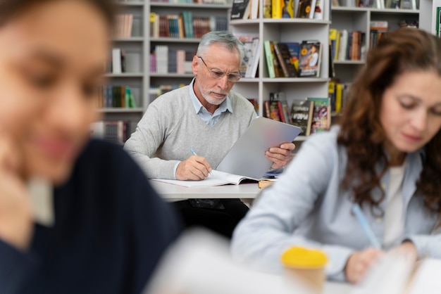 Foto nahaufnahme von menschen, die zusammen studieren