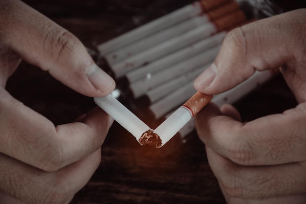 Foto nahaufnahme von menschen mit zigaretten