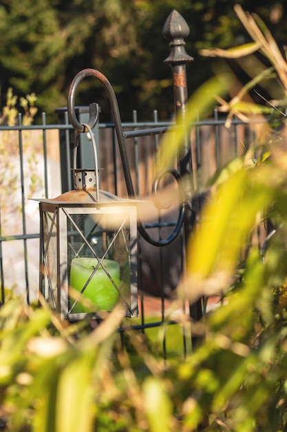 Foto nahaufnahme von metall, das im park hängt