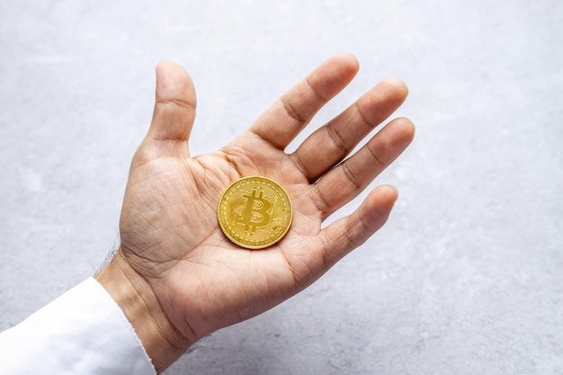 Nahaufnahme von metallisch glänzenden Bitcoin-Kryptowährungsmünzen