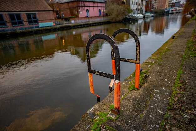 Nahaufnahme von Metalltreppen zum Fluss Wensum in der Stadt Norwich