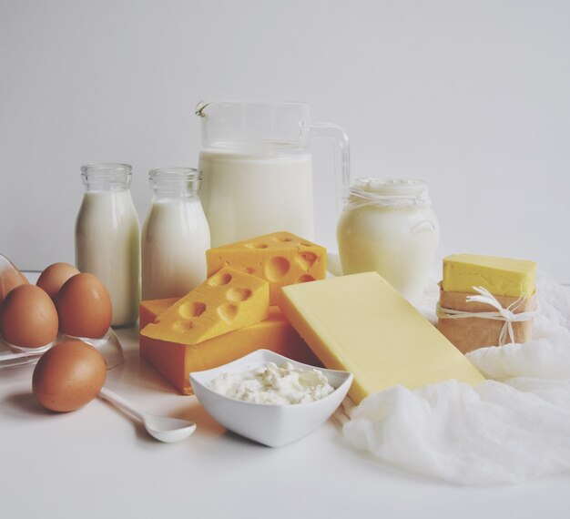 Nahaufnahme von Milchprodukten auf dem Tisch vor weißem Hintergrund