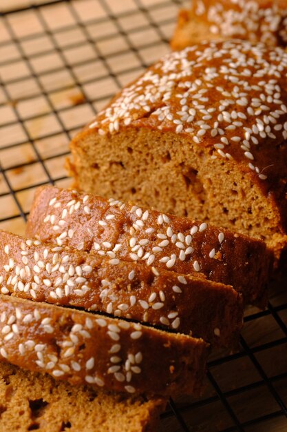 Nahaufnahme von mit Sesam überzogenen Palmzuckerbrotscheiben auf dem Kühlregal Traditionelles indonesisches Brot