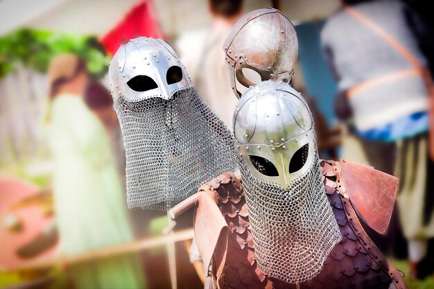 Foto nahaufnahme von mittelalterlichen masken zum verkauf auf dem markt