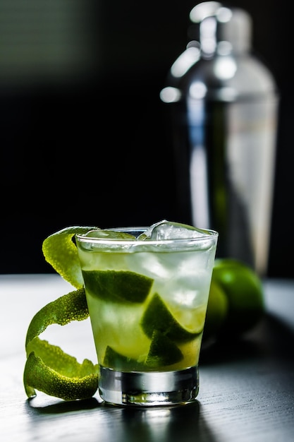 Nahaufnahme von Mojito auf dem Tisch