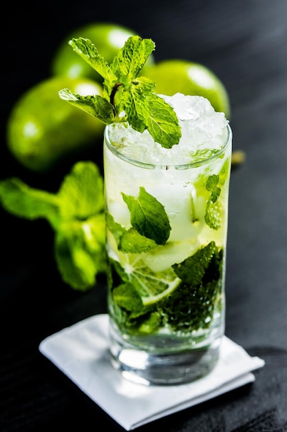 Nahaufnahme von Mojito auf dem Tisch